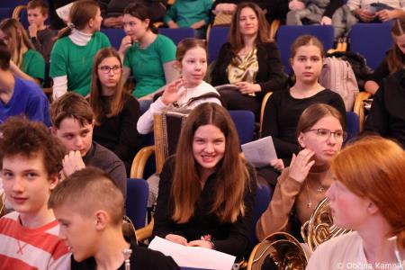 A me slišiš Pet čevljev merim, palcev pet (2)